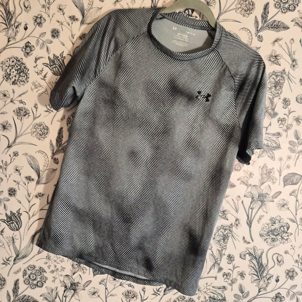 Under Armour Gray Striped Tech Tee Mens Small Recycled Athleisure Running Modern